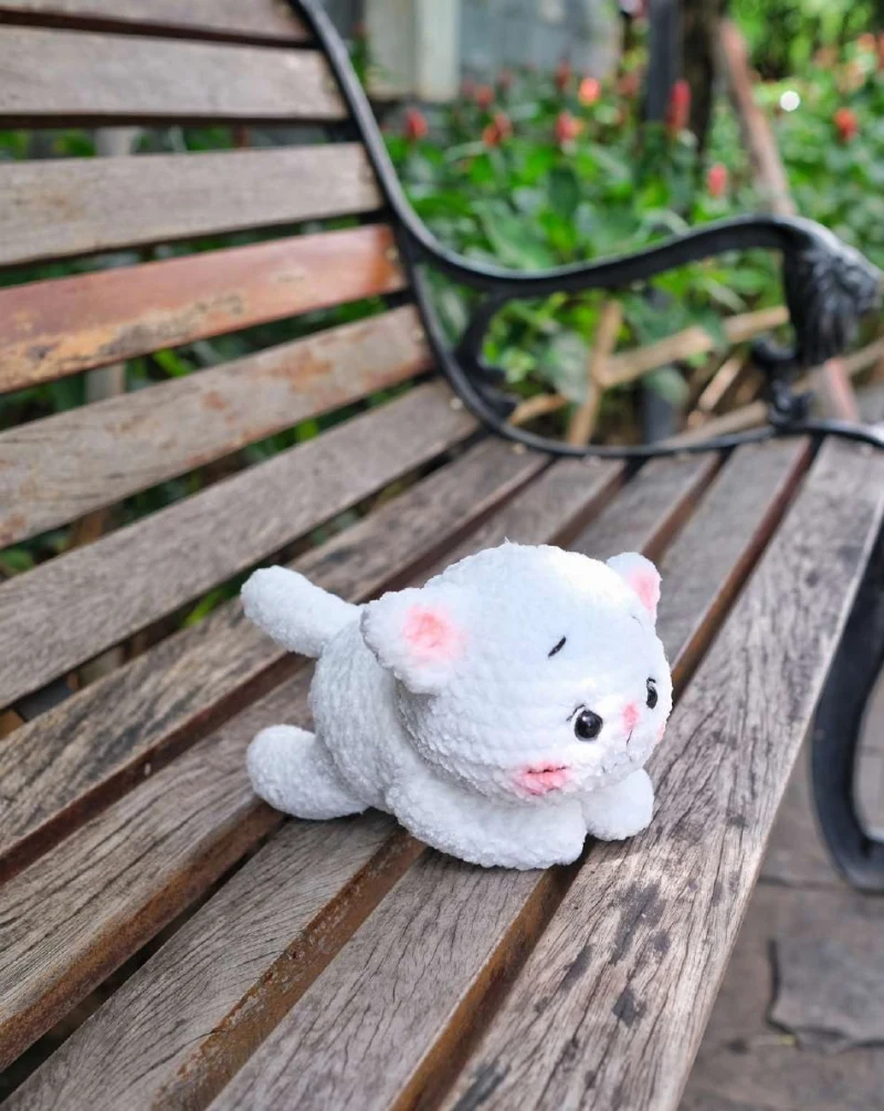 Complimentary Intermediate crochet pattern: Little Snowball Kitten Amigurumi Pattern - Simple to follow guide