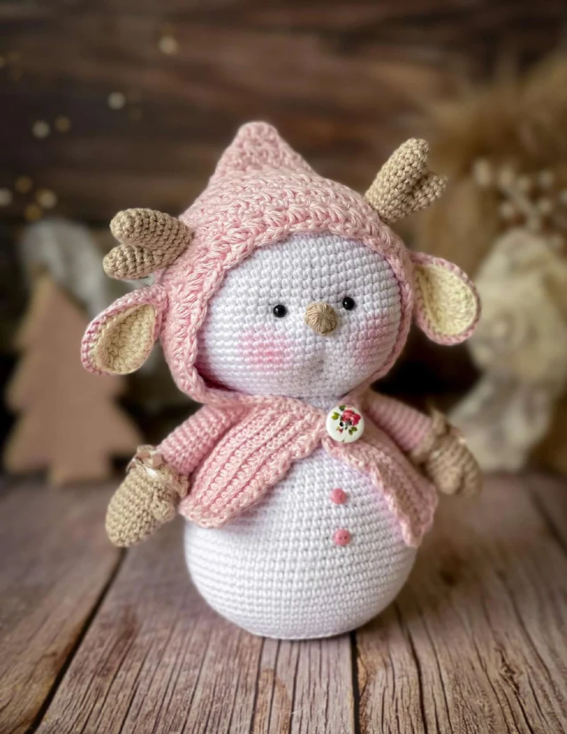 Complimentary Intermediate crochet pattern: Nieves the Snowman Reindeer Amigurumi Pattern - Simple to follow guide