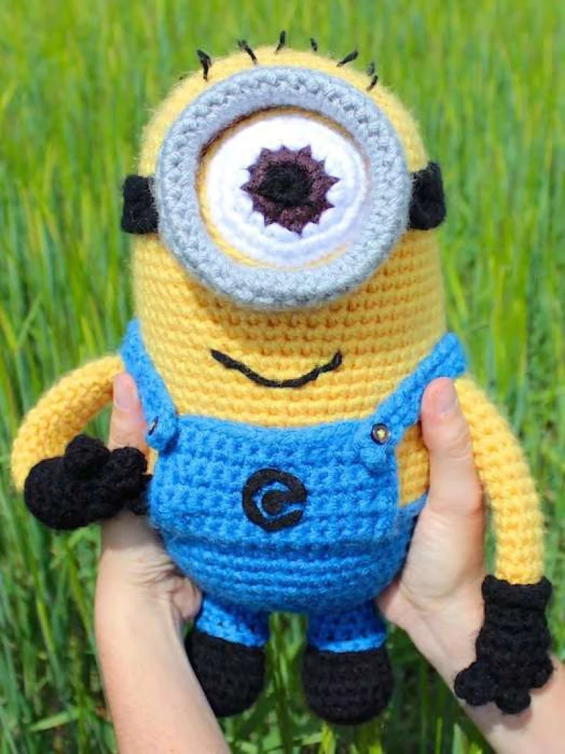 Complimentary Intermediate crochet pattern: Jumbo Cuddly Minion Amigurumi Pattern - Simple to follow guide