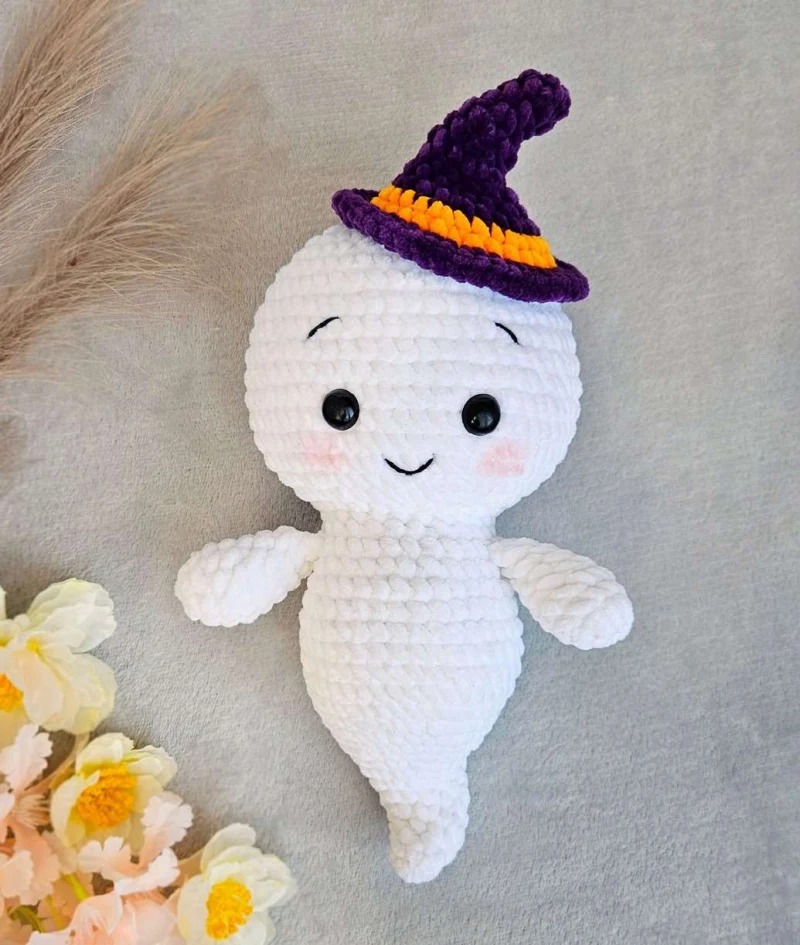 Complimentary Intermediate crochet pattern: Adorable Spooky Ghost Amigurumi Pattern - Simple to follow guide