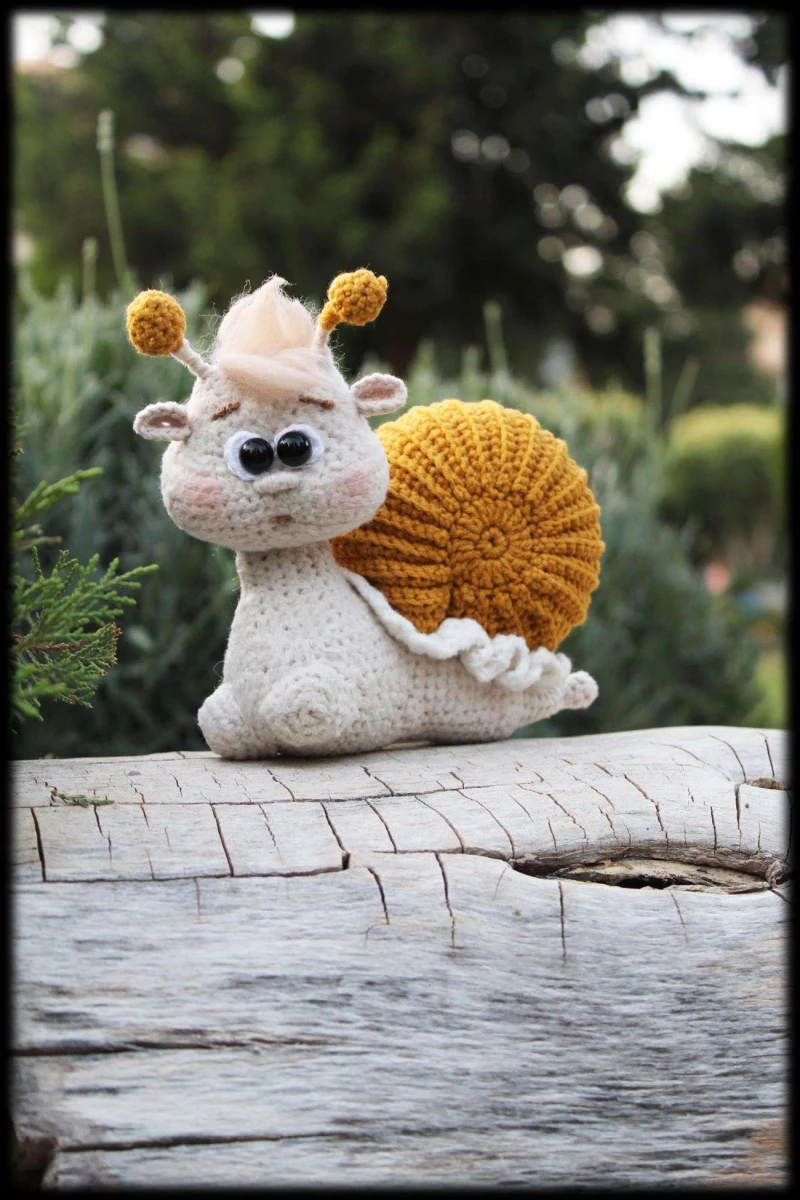 Complimentary Intermediate crochet pattern: Sweet Spiral Snail Amigurumi Pattern - Simple to follow guide