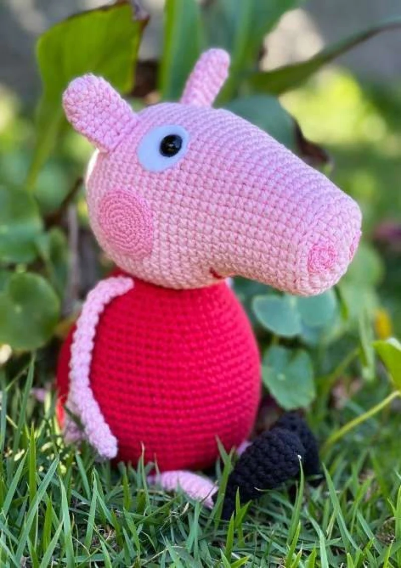 Complimentary Intermediate crochet pattern: Peppa Pig Amigurumi Pattern - Simple to follow guide