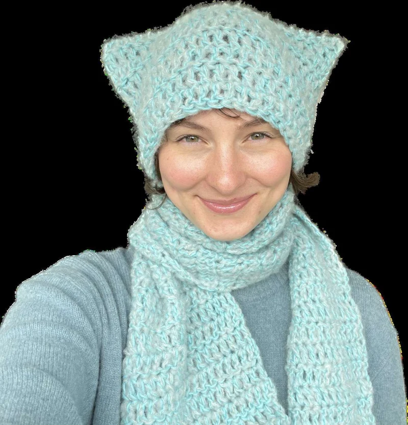 Complimentary Beginner Friendly crochet pattern: Cozy Kitty Scarf Amigurumi Pattern - Simple to follow guide