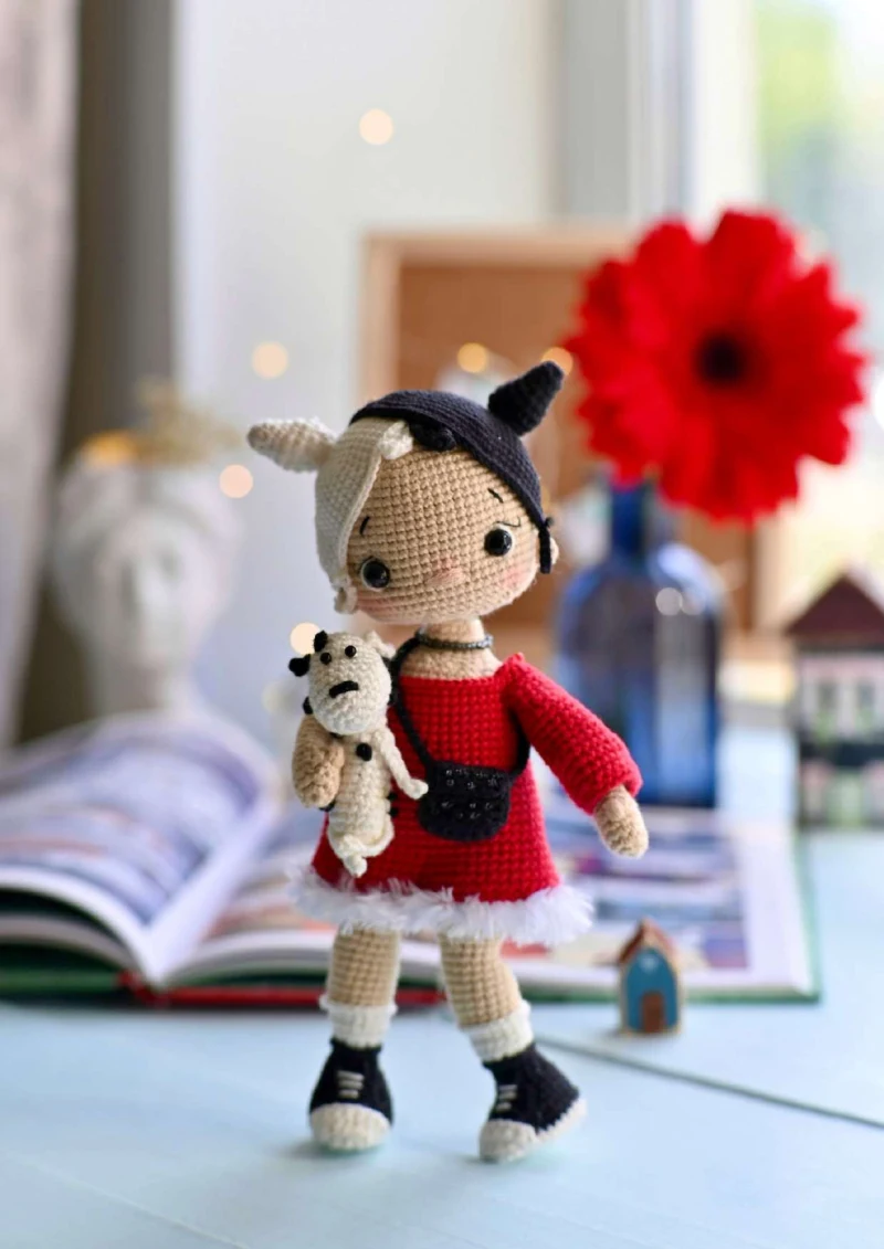 Complimentary Intermediate crochet pattern: Cruella De Vil Inspired Doll Amigurumi Pattern - Simple to follow guide