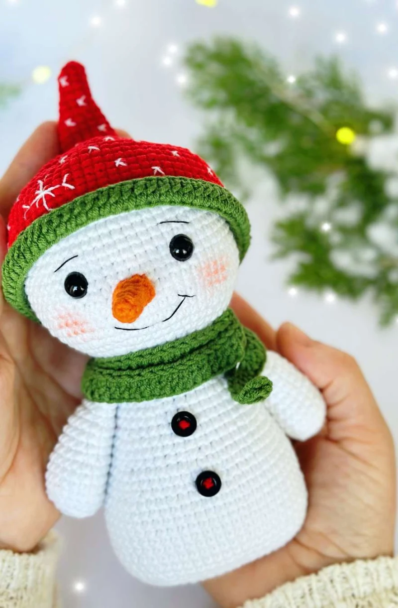Complimentary Intermediate crochet pattern: Chilly the Winter Snowman Amigurumi Pattern - Simple to follow guide