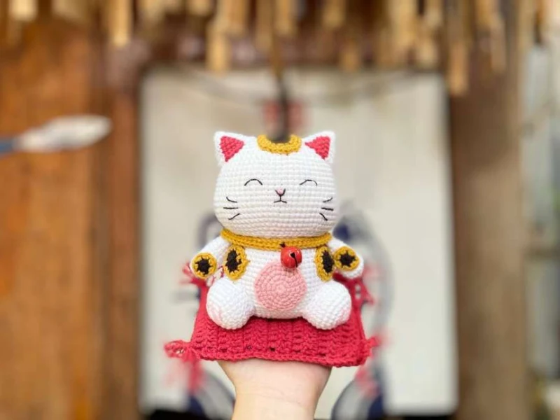 Complimentary Intermediate crochet pattern: Maneki Neko Lucky Cat Amigurumi Pattern - Simple to follow guide