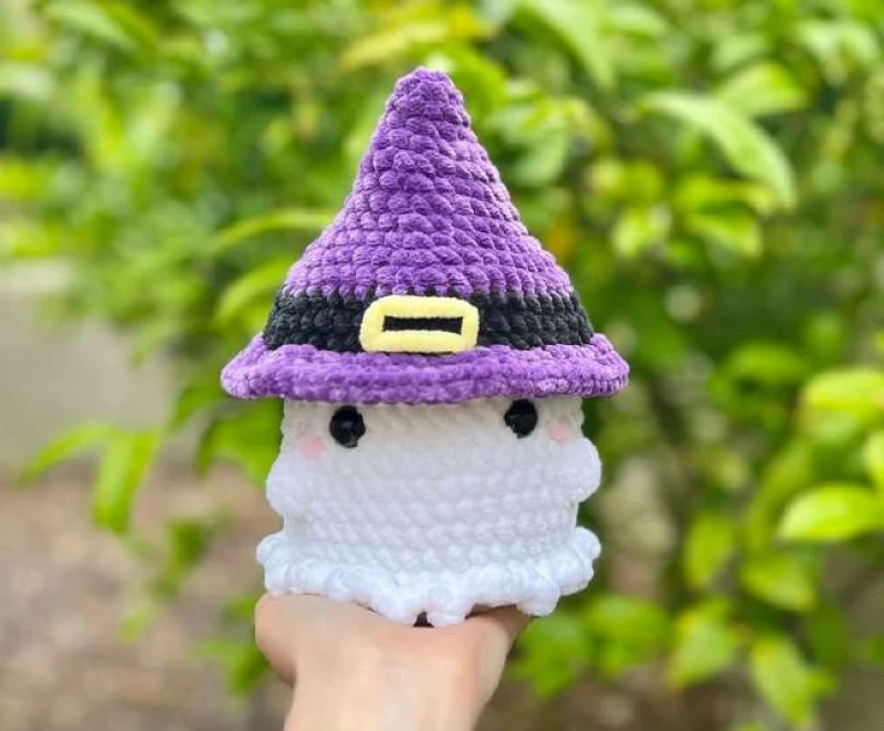 Complimentary Intermediate crochet pattern: No Sew Ghost Wearing Hats Amigurumi Pattern - Simple to follow guide