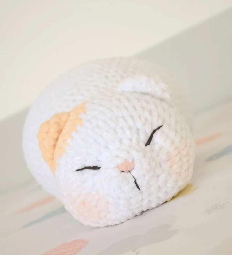 Complimentary Intermediate crochet pattern: Marshmallow Kittie Amigurumi Pattern - Simple to follow guide